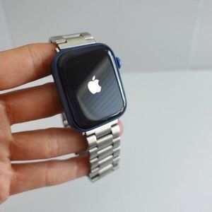 Apple Watch Series 7 BUNDLE WITH 2 EXTRA BANDS (see photos)